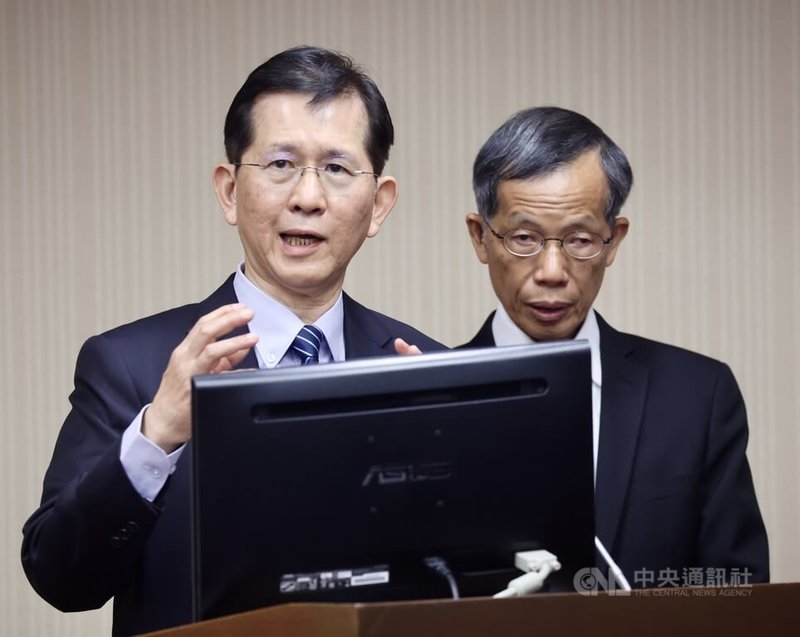 立法院交通委員會24日排審「資通安全管理法部分條文修正草案」等案,數位發展部長黃彥男(左)表示,本次修法旨在促進政府跨機關合作及區域聯防,提升公私部門資安防護能力,強化國家整體資安防護。中央社記者張皓安攝 114年4月24日