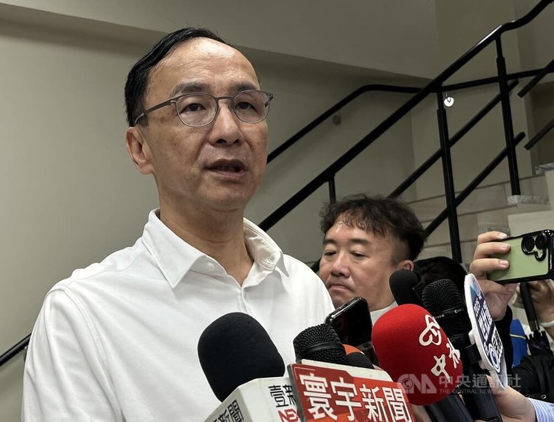 國民黨主席朱立倫(左)25日出席「反惡罷、戰獨裁」說明會桃園楊梅場活動,接受媒體聯訪時說,民進黨只為了一黨之私就想要翻盤重選、搞大罷免,真的是破壞台灣的民主、造成民眾的對立。中央社記者葉臻攝 114年4月25日