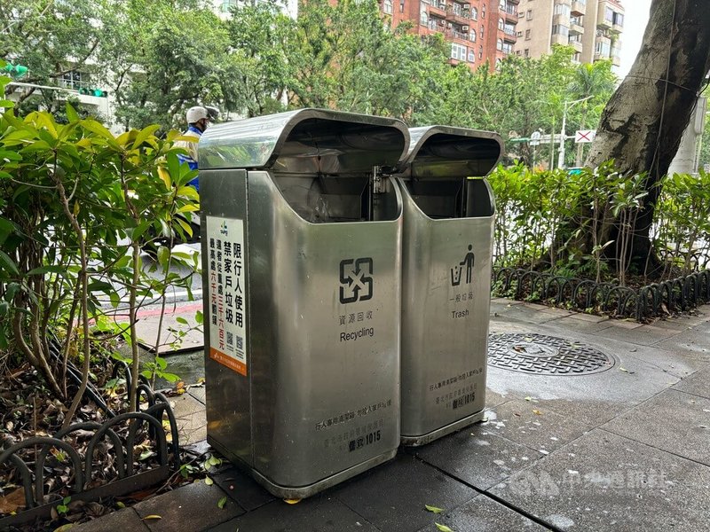 台北市街頭目前設有約2000組行人專用清潔箱,為杜絕被違規丟棄家戶垃圾,台北市環保局將AI科技導入稽查作業,自動辨識並輸出違規影像,提升查處效率。中央社記者陳昱婷攝 114年4月25日