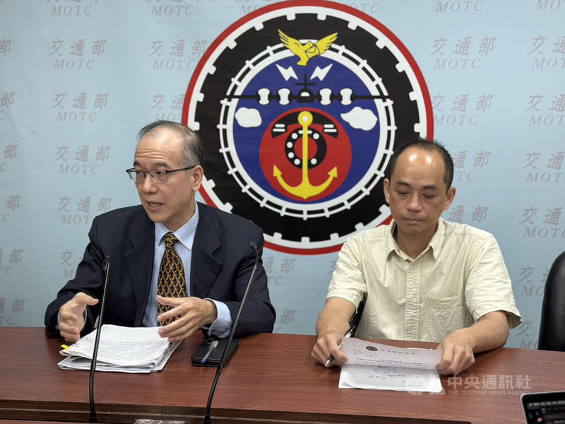 交通部航政司副司長盧清泉(左)在例行記者會中表示,為因應美國關稅衝擊,交通部長陳世凱已指示提供獎勵措施,爭取貨運來台轉運等商機。中央社記者余曉涵攝 114年4月25日