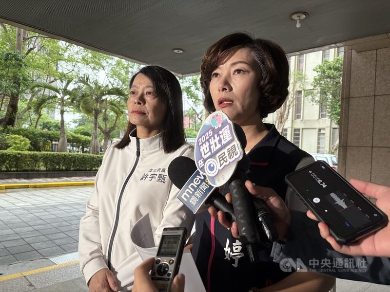 國民黨宜蘭縣議員黃琤婷(右)25日與國民黨立委許宇甄(左)代表罷免民進黨立委陳俊宇團體,赴中選會領取二階連署格式,進入中選會前接受媒體聯訪。中央社記者吳書緯攝 114年4月25日