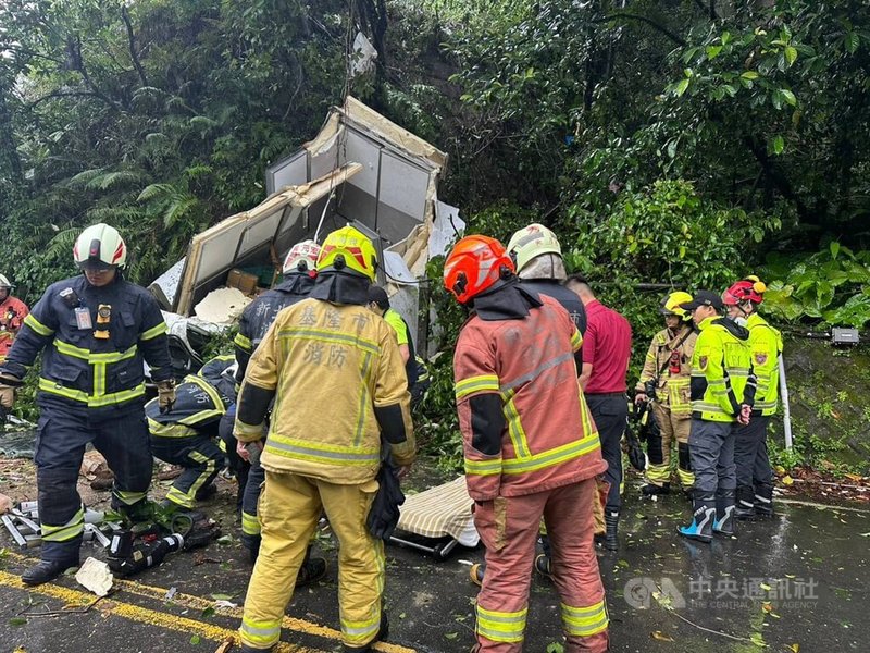 新北市瑞芳區瑞竹路與月眉路交叉路口,發生小貨車從台62線快速道路翻落至地面,駕駛受傷送醫。(翻攝照片)中央社記者王鴻國傳真 114年4月25日