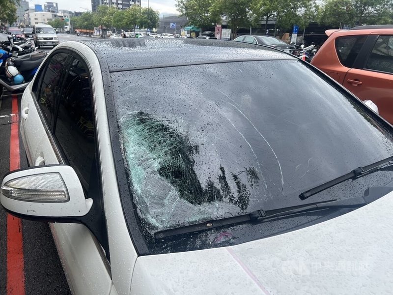 台中市陳姓婦人25日步行經過東區一處路口的行人穿越道,遭都姓男子開車撞上,陳女送醫搶救不治,肇事車輛擋風玻璃明顯受損。(翻攝照片)中央社記者蘇木春傳真 114年4月25日