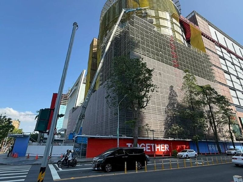 台中新光三越發生氣爆至今停業中,經業者向台中市政府提出「整體整建修復至可供使用計畫」,日前獲准予備查,業者已投入後續修復作業。(台中市府提供)中央社記者蘇木春傳真 114年4月25日