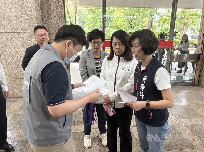 國民黨宜蘭縣議員黃琤婷(右1)25日與國民黨立委許宇甄(右2)代表罷免民進黨立委陳俊宇團體,赴中選會領取二階連署格式,中選會人員(左1)出面處理。中央社記者吳書緯攝 114年4月25日