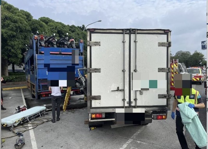 國道中山高西螺服務區24日下午發生小貨車碰撞大貨車車禍,蔡男駕駛小貨車進入服務區時未注意,先碰撞1輛正在倒車的大貨車,再往前碰撞另一輛停在停車格的大貨車,1人受傷。(警方提供)中央社記者吳哲豪傳真 114年4月25日