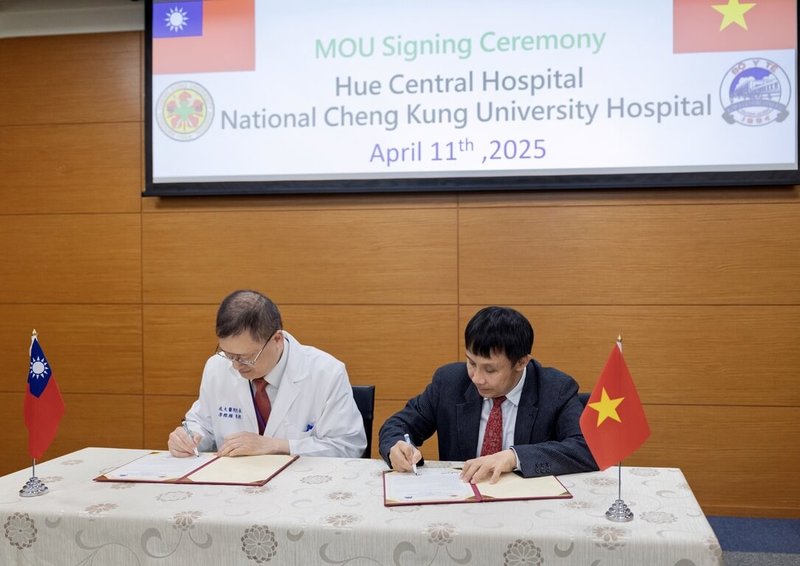成功大學醫學院附設醫院和越南順化中央醫院4月續簽合作備忘錄,不僅是醫療技術交流,更是深化雙方長年友誼與醫療人文關懷重要里程碑。(成大醫院提供)中央社記者張榮祥台南傳真 114年4月25日