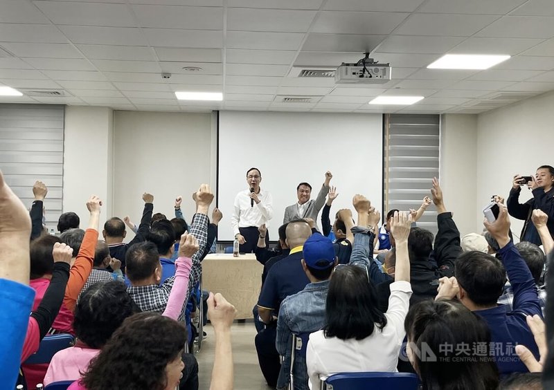 國民黨主席朱立倫(後左,白襯衫)25日上午出席「反惡罷、戰獨裁」說明會桃園楊梅場,批民進黨破壞台灣的民主,司法介入辦藍不辦綠,呼籲民眾不要讓民進黨一黨獨大、獨裁,明天凱道站出來。中央社記者葉臻攝 114年4月25日