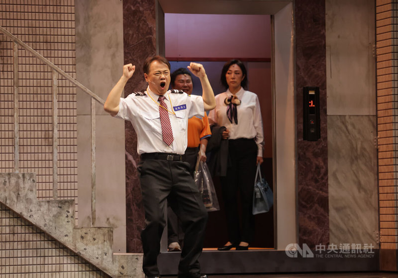 綠光劇團25日在國家戲劇院進行「人間條件四」總彩排,原班人馬黃韻玲(後右)、林美秀(後左)和陳希聖(前左)睽違16年合體。中央社記者裴禛攝 114年4月25日