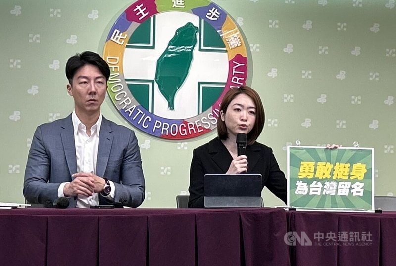 國民黨26日將在凱道集會,訴求「反綠共、戰獨裁」,立法院長韓國瑜表態參加。民進黨發言人吳崢(左)、韓瑩(右)等人25日舉行記者會時批評韓國瑜喪失立法院長的中立性。中央社記者賴于榛攝 110年4月25日
