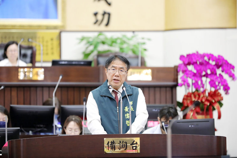 台南市議會第4屆第5次定期會25日登場,市長黃偉哲(中)在施政總報告時指出,為因應美國關稅政策,市府將啟動「多元拓展市場」、「重點輔導中小微型企業」、「強化產業對話平台」等策略,鼓勵產業分散市場。(台南市政府提供)中央社記者張榮祥台南傳真 114年4月25日