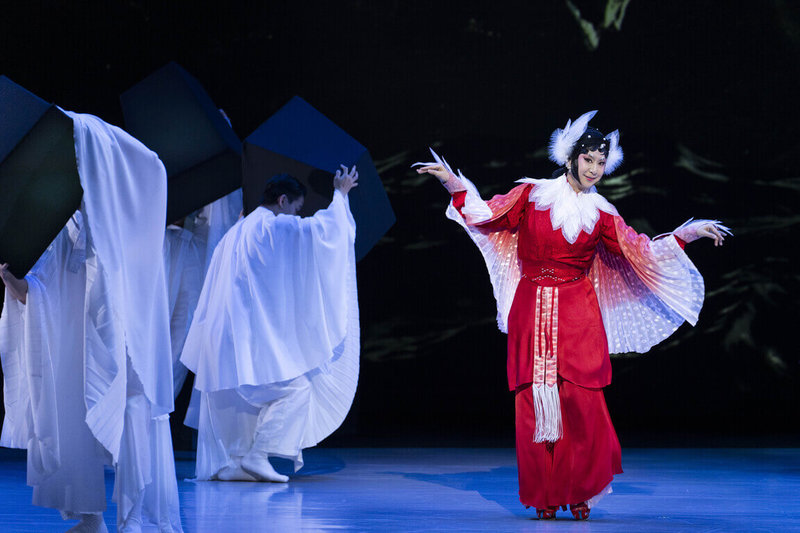 「京劇小天后」黃宇琳(右)在國光劇團全新製作「精衛」中扮演精衛鳥,在海天交界之處與歷史人物汪精衛的詩魂相遇,也與其靈魂深處展開對話。(國光劇團提供)中央社記者葉冠吟傳真 114年4月25日