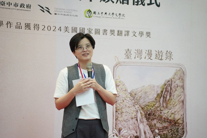 作家楊双子(圖)以「臺灣漫遊錄」獲得美國國家圖書獎,25日獲頒台中市政府榮譽獎章,楊双子致詞時提到,在中興大學讀書8年是她成為台灣小說家的關鍵。(中興大學提供)中央社記者趙麗妍傳真 114年4月25日