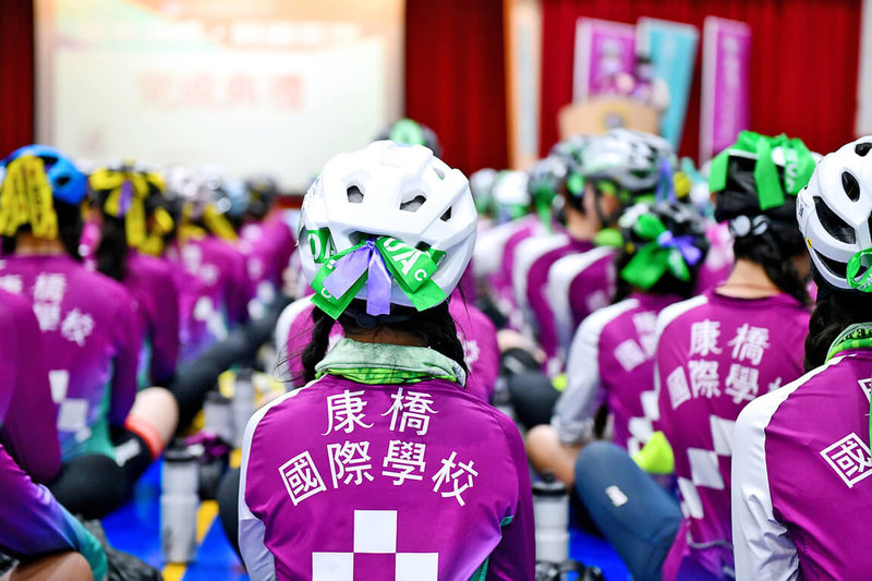 康橋國際學校單車環台遭遇車禍,造成7名學生受傷送醫,為了表達對受傷班級的支持,車隊在安全帽繫上紫色緞帶,25日中午返抵終點新店青山校區,完成這趟極具意義的青春旅程。(校方提供)中央社記者王鴻國傳真 114年4月25日