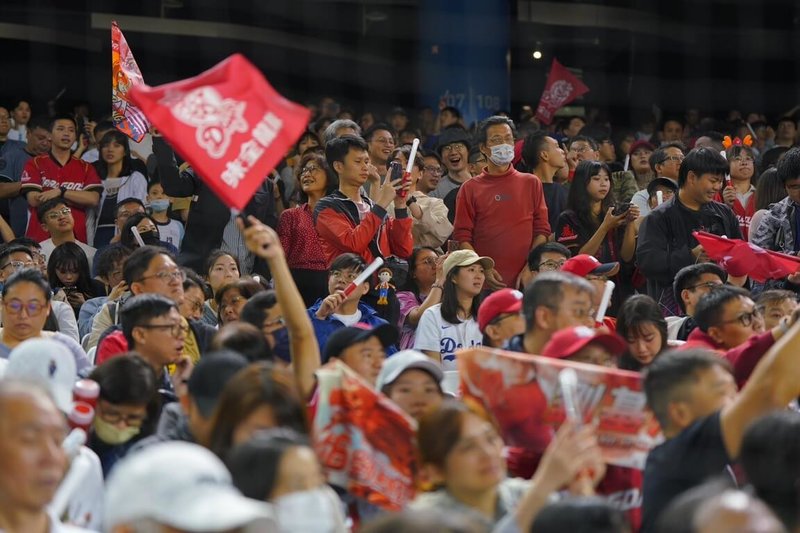 台北大巨蛋自2024年起納入中華職棒例行賽場地,25日味全龍與中信兄弟之戰為第51場,共吸引1萬3567人入場,大巨蛋累積進場觀眾人數達百萬里程碑,改寫中職紀錄。(味全龍隊提供)中央社記者謝靜雯傳真 114年4月25日