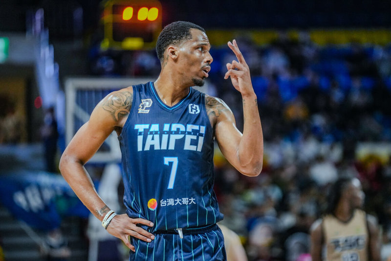 台灣職業籃球聯盟P. LEAGUE+(PLG)台北富邦勇士隊25日迎戰台鋼獵鷹隊,靠洋將金恩(圖)攻下「準大三元」24分、10籃板、8助攻,最後以108比105險勝獵鷹,率先在季後賽首輪取得2比0聽牌優勢。(PLG提供)中央社記者陳容琛傳真 114年4月25日