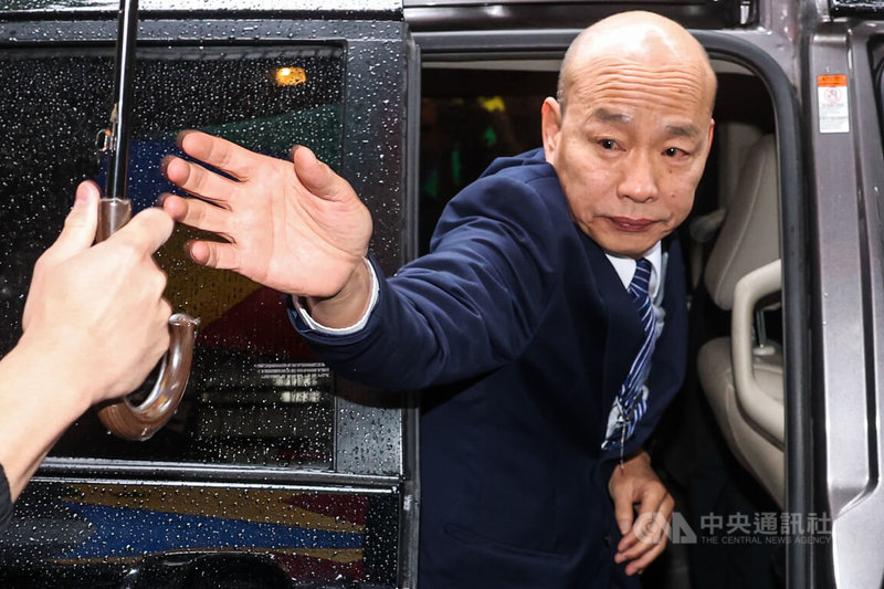 立法院會25日對行政院長卓榮泰提出施政方針及施政報告繼續質詢。圖為立法院長韓國瑜上午搭車抵達立法院。中央社記者吳家昇攝 114年4月25日