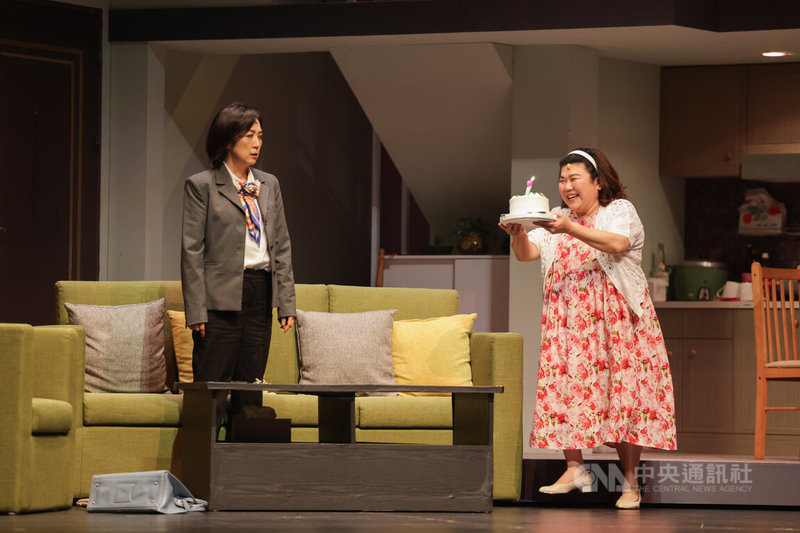 綠光劇團「人間條件四」25日在國家戲劇院舉辦總彩排記者會,演員林美秀(右)、黃韻玲(左)飾演姊妹,原班人馬睽違16年重新演繹。中央社記者裴禛攝 114年4月25日