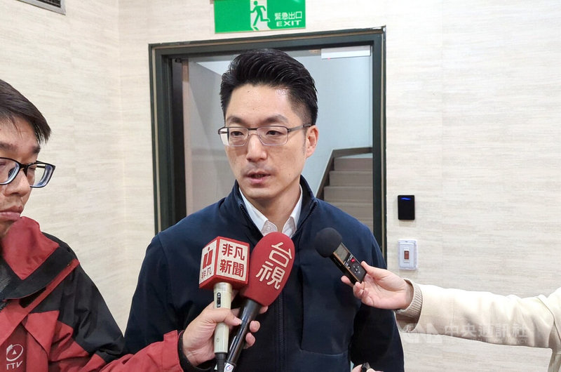 台北地方法院25日裁定國民黨台北市黨部主委黃呂錦茹羈押禁見。對此,台北市長蔣萬安(中)表示,民眾對於司法公信力已充滿疑慮,非常憂心司法是否已成為執政者的工具。中央社記者陳昱婷攝 114年4月25日