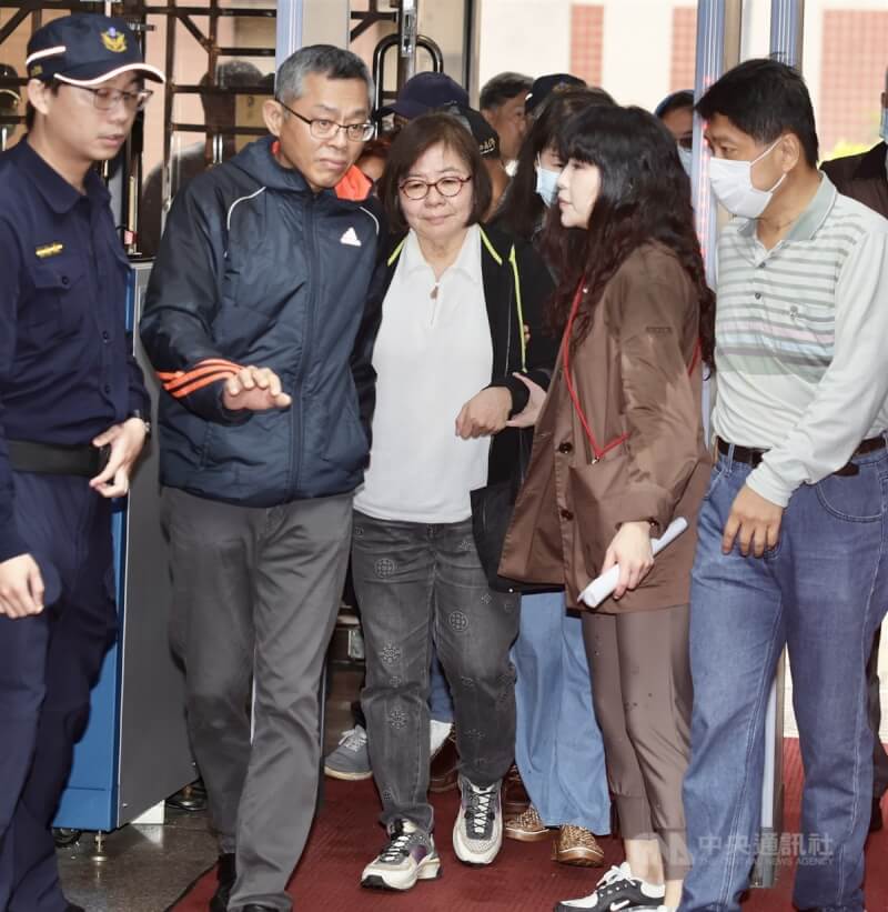 因涉罷免幽靈連署,台北地方法院25日針對國民黨台北市黨部主委黃呂錦茹(中)羈押庭開庭,裁定羈押禁見。中央社記者王飛華攝 114年4月25日