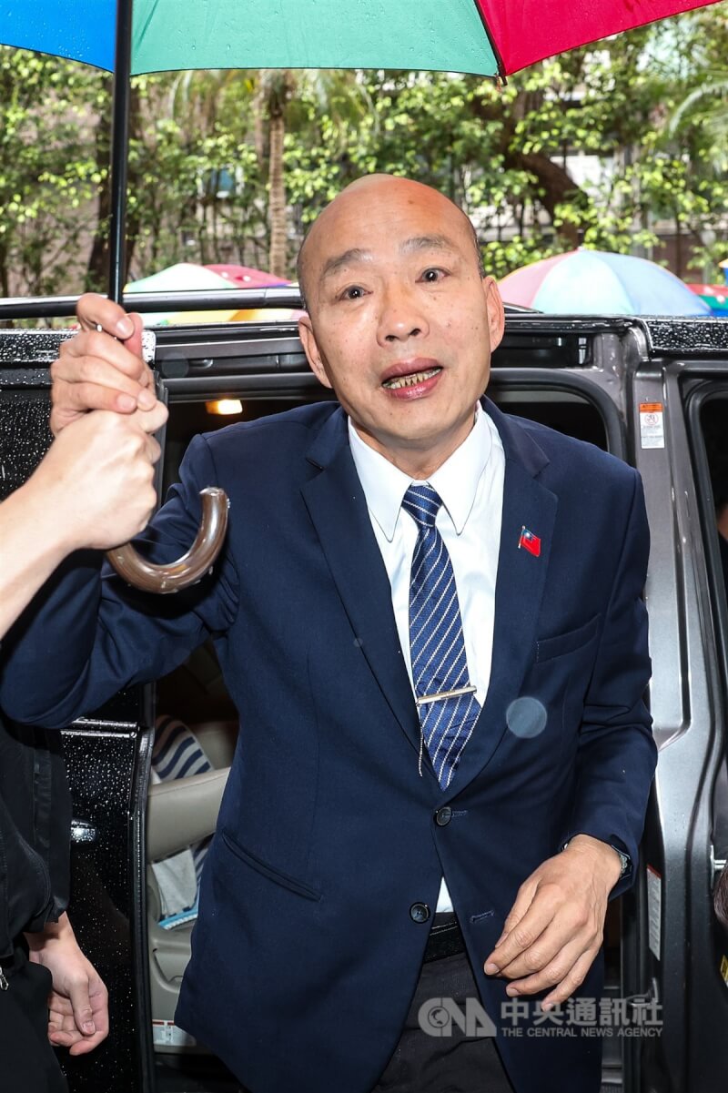 立法院長韓國瑜(圖)25日上午搭車抵達立法院,面對媒體堵訪,回應國民黨426凱道遊行及檢調搜查國民黨各黨部等相關議題。中央社記者吳家昇攝 114年4月25日