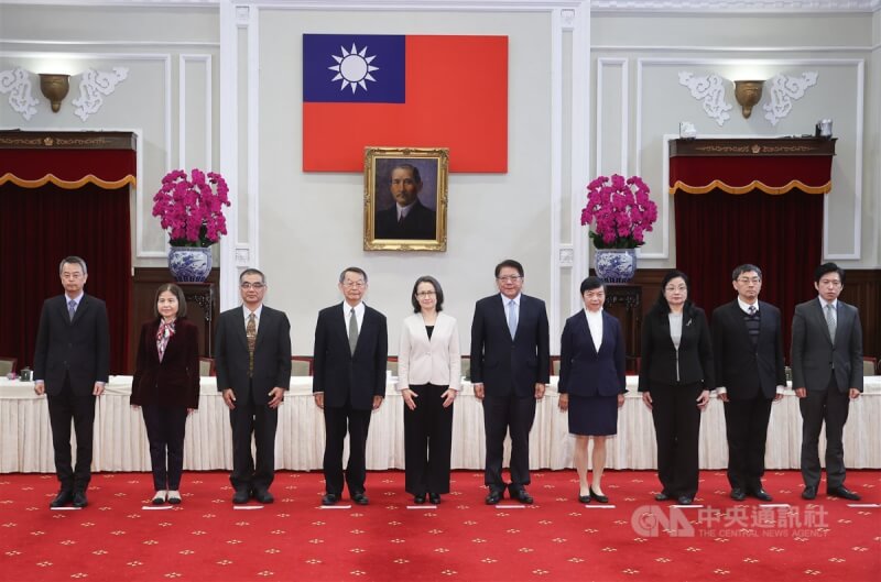 司法院長被提名人蔡秋明(左4)、副院長被提名人蘇素娥(右4)、大法官被提名人詹鎮榮(左),林麗瑩(左2),蕭文生(左3)、鄭純惠(右3),陳慈陽(右2)與副總統蕭美琴(左5)、總統府祕書長潘孟安(右5)、副祕書長張惇涵(右)3月21日出席司法院正、副院長及大法官被提名人介紹記者會。(中央社檔案照片)