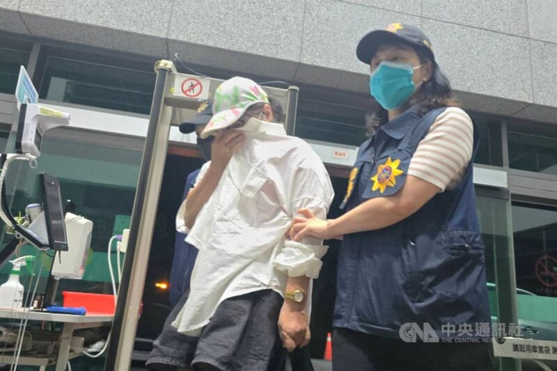 民進黨籍立委陳俊宇罷免案疑涉偽造文書,罷免案領銜人李惠玲(白衣者)移送複訊後以20萬元交保。中央社記者沈如峰宜蘭縣攝 114年4月24日