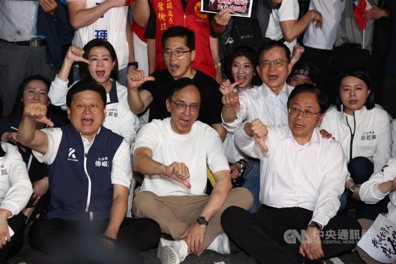 圖為國民黨主席朱立倫(前中)17日號召黨公職及群眾在北檢外集結。(中央社檔案照片)