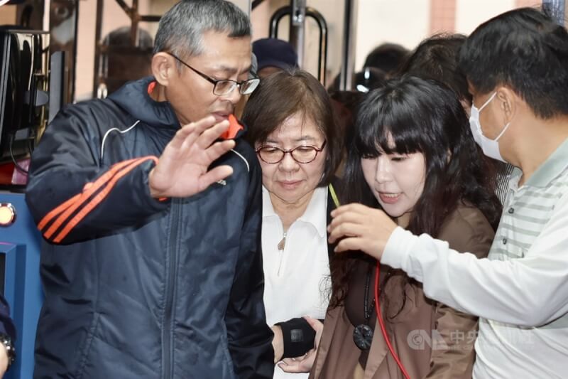 因涉罷免幽靈連署，台北地方法院25日針對國民黨台北市黨部主委黃呂錦茹（中）羈押庭開庭，圖為黃呂錦茹步入台北地方法院。中央社記者王飛華攝 114年4月25日