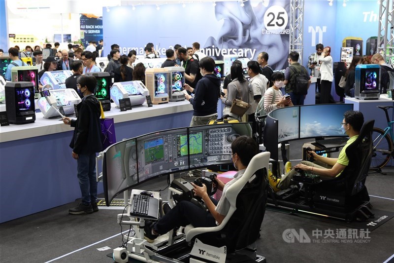 圖為2024台北國際電腦展(COMPUTEX)吸引民眾進場參觀了解最新電腦科技,體驗現場設施。 (中央社檔案照片)