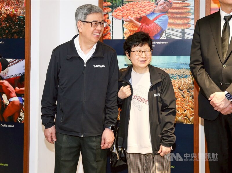 前副總統陳建仁(左)奉總統賴清德指派擔任特使,赴教廷出席26日舉行的教宗方濟各喪禮。圖為他24日從桃園機場啟程。中央社記者葉臻攝 114年4月24日