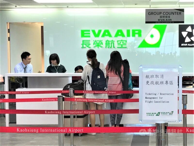 圖為108年6月21日長榮航空空服員罷工期間,高雄國際機場櫃台張貼航班取消更改告示。(中央社檔案照片)