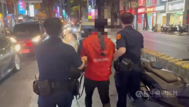 新北市三重警分局24日晚間獲報疑似妨害自由案,以車追人到永和,駕駛拒絕下車並試圖衝撞,警方對空鳴1槍,未造成傷亡,警方在車內查獲毒品,將駕駛(中)帶上警車。(翻攝照片)中央社記者趙敏雅傳真 114年4月25日
