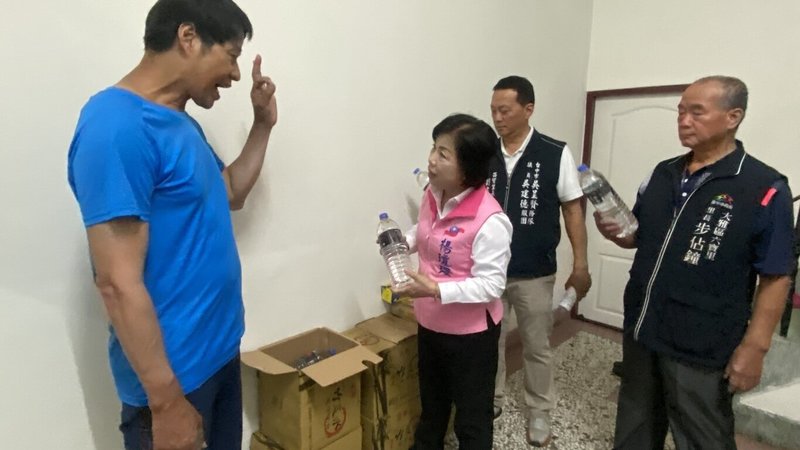 位於台中市大雅區邊陲的六寶里多年無自來水管線,蔡姓住戶憂心地下水污染,只能改買瓶裝水,1家4口每月要喝掉4大箱,直呼吃不消。國民黨立委楊瓊瓔(前右2)25日會勘,爭取推動延管工程。(立委楊瓊瓔提供)中央社記者趙麗妍傳真 114年4月25日