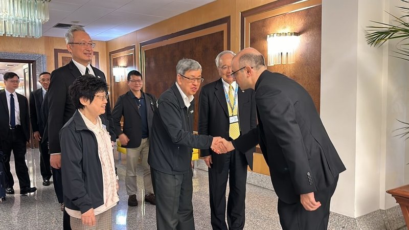 前副總統陳建仁(左方握手者)25日早上抵達羅馬機場,將立刻前往梵蒂岡瞻仰教宗方濟各遺容。(駐教廷大使館提供)中央社記者黃雅詩梵蒂岡傳真 114年4月25日
