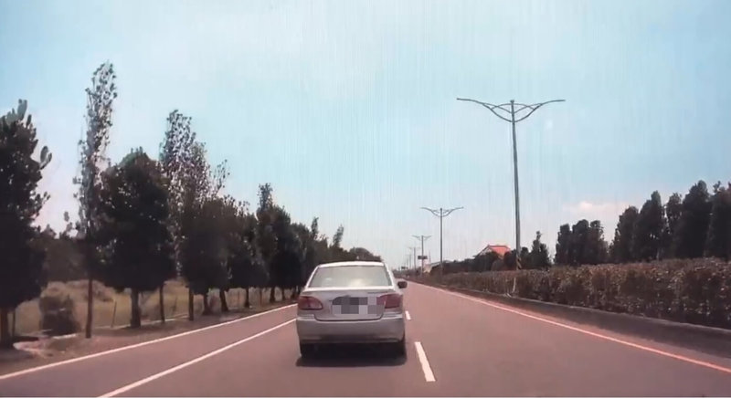 陳姓男子日前開車停在屏東內埔鄉路上,眼尖員警認出是失竊車輛攔查,陳男拒檢逆向又闖紅燈逃竄,員警圍捕逮人在車上搜出毒品及吸食器等證物,陳男開車違規行為則被開59件罰單。(內埔警分局提供)中央社記者李卉婷傳真 114年4月25日