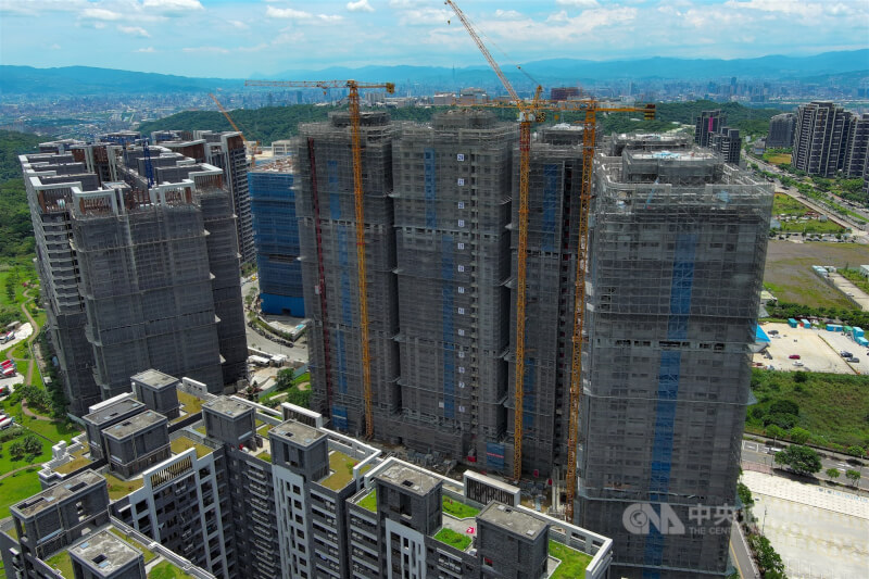 圖為桃園市A7重劃區興建中的建案。(中央社檔案照片)