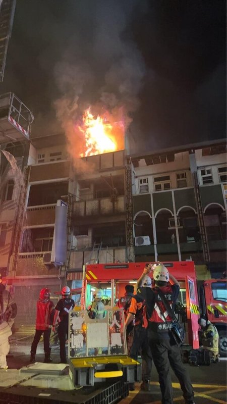 台南市北區一間香鋪25日凌晨發生火警,火勢猛烈,延燒1戶,消防局獲報派遣人車趕往救援。(台南市消防局提供)中央社記者張榮祥台南傳真 114年4月25日