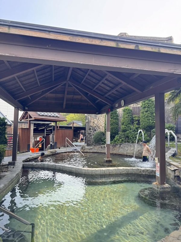 屏東縣政府推動四重溪溫泉村設計共創計畫,帶有昭和澡堂風貌的清泉日式溫泉館保留完整建築風格,盼以日式庭園與場域故事,打造沉浸式文化泡湯體驗。(屏東青年旅創基地提供)中央社記者黃郁菁傳真 114年4月25日