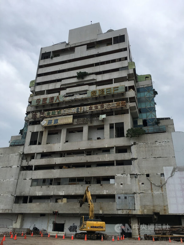 彰化縣員林市「黃金帝國」大樓拆除工程展開,這也是彰化首宗公辦都市更新案,工程範圍除黃金帝國外,東側公有宿舍群也納入拆除作業。中央社記者鄭維真攝 114年4月25日