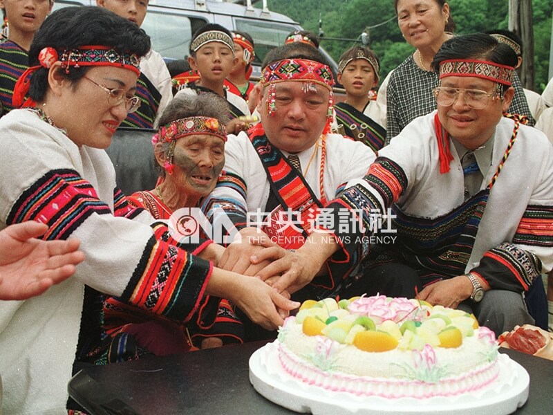 苗栗縣長傅學鵬(右2)、泰安鄉長黃津(左)為吳蘭妹(左2)切蛋糕祝壽。中央社記者林沂鋒攝 87年4月28日