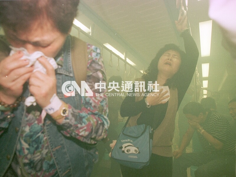 北市府在捷運中正紀念堂站舉行全國首次化學防災演習,模擬捷運車廂遭人施放沙林毒氣,現場情況逼真。中央社記者蘇聖斌攝 89年4月27日