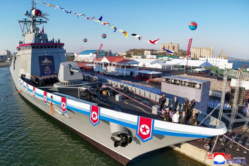北韓國營媒體26日報導,北韓公開展示一艘新型戰艦,聲稱這是一艘配備「最強大武器」的驅逐艦。(圖取自北韓中央通信社網頁kcna.kp)