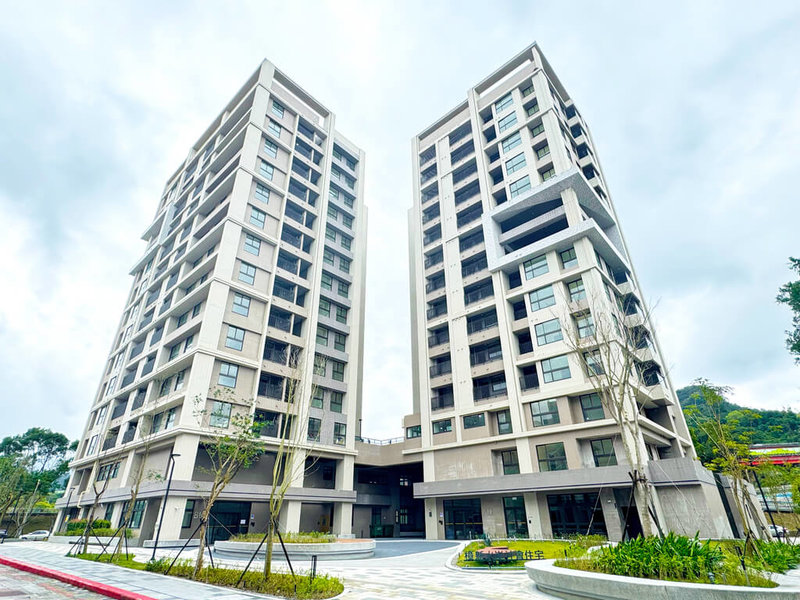 議員指台北市社會住宅青銀換居計畫的入住戶數少、成效低,限制土地增值稅優惠是阻礙。台北市都發局26日表示,無立即影響,僅申請人出售房產時才須檢視是否符合相關條件。圖為開放長輩申請青銀換居計畫的樟新水岸社宅。(台北市都發局提供)中央社記者劉建邦傳真 114年4月26日
