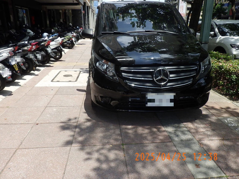 高雄市一輛接送遺體禮車25日違停人行道,在等待遺體送達時,遭拖吊業者拖走。交通警察大隊指出,因車輛和車籍未標接體用途,警方依法拖吊移置。(高雄市政府警察局交通警察大隊提供)中央社記者洪學廣傳真 114年4月26日