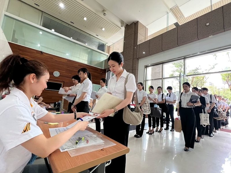 台灣虎航以高雄為基地招考空服員,近1000名通過審核者26日進行初試,到考率近9成。(台灣虎航提供)中央社記者余曉涵傳真 114年4月26日