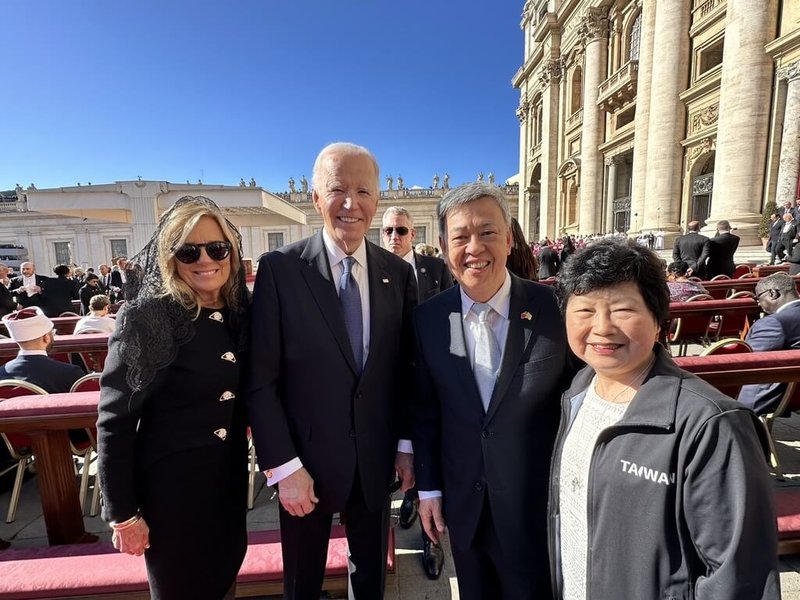 前副總統陳建仁(右2)出席教宗方濟各喪禮,與美國前總統拜登(左2)等多位政要互動。(民眾提供)中央社記者黃雅詩梵蒂岡傳真 114年4月26日