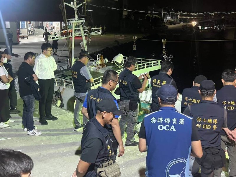 屏東縣吳姓船長指示外籍漁工捕撈並宰殺保育類海豚作為誘餌,以提高鯊魚捕獲量,屏東地檢署獲報展開調查,依違反野生動物保育法,訊後諭知吳姓船長以新台幣10萬元交保,限制出境、出海。(屏檢提供)中央社記者李卉婷傳真 114年4月26日