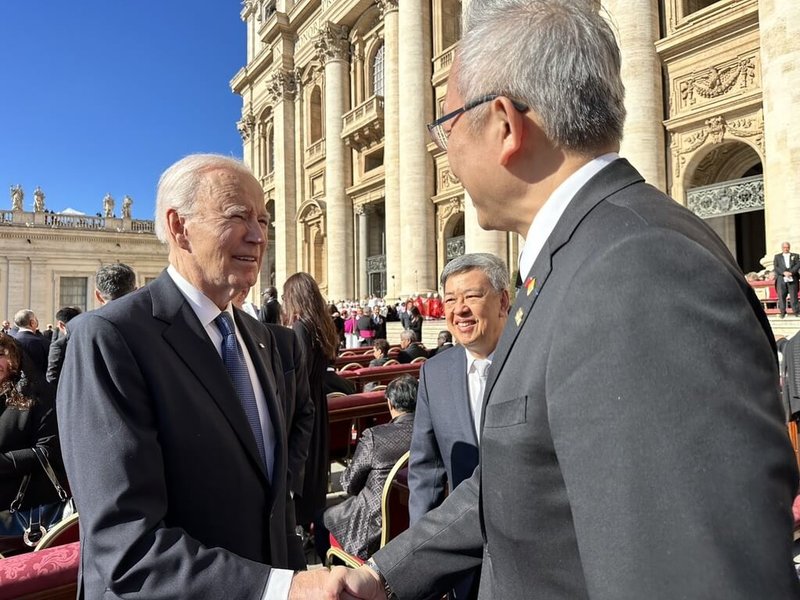 外交部次長吳志中(右)在教宗方濟各(Pope Francis)喪禮中,向美國前總統拜登(Joe Biden)(左)致意。(民眾提供)中央社記者黃雅詩梵蒂岡傳真 114年4月26日