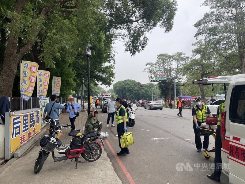 台中市后里區知名景點后豐鐵馬道附近的自行車租賃業者,26日疑為攬客起爭執,雙方爆發肢體衝突,造成8人受傷送醫。(翻攝照片)中央社記者蘇木春傳真 114年4月26日